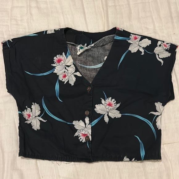 Tropical floral crop top. Banana Bay Hawaii. Very vintage. Well worn. Small. - Picture 1 of 11
